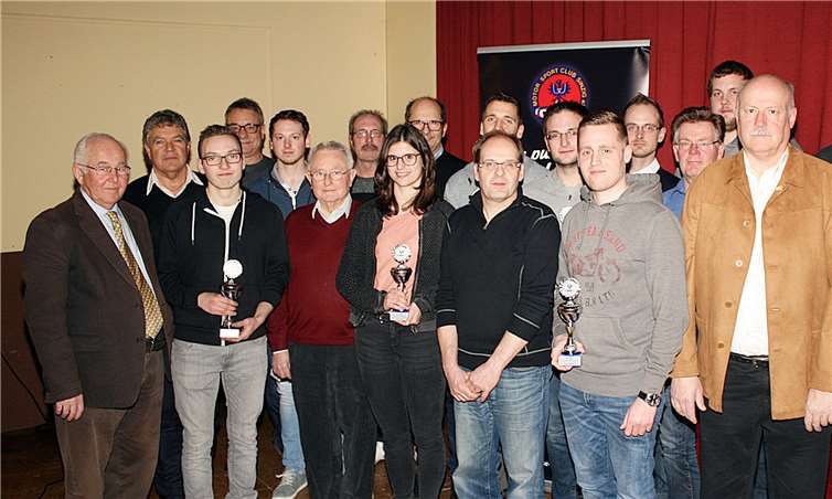 Gemeinsam mit den langjährigen Mitgliedern wurden die erfolgreichen Kart-Piloten geehrt. RÜ