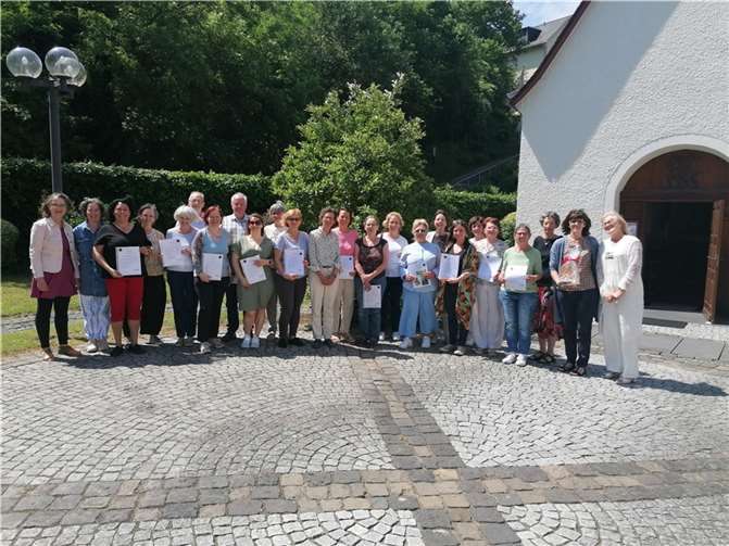 Gemeinsam mit den neuen Hospizbegleitern freuten sich die Vertreter des Ambulanten Hospizes und des Neuwieder Hospizvereins über den erfolgreich abgeschlossenen Befähigungskurs. Foto: Beate Christ, Neuwieder Hospizverein