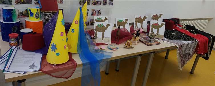 Gemeinsam mit der Berufspraktikantin wurden tolle orientalische Kunstwerke hergestellt.