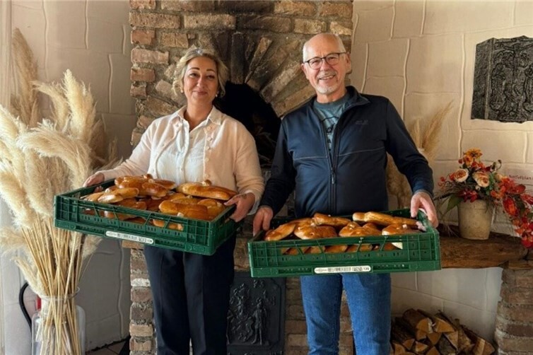 Gemeinsam mit der Einrichtungsleiterin Frau Engels-Basoda verteilte Walbröl das traditionelle Gebäck.Foto: Michele Kauert
