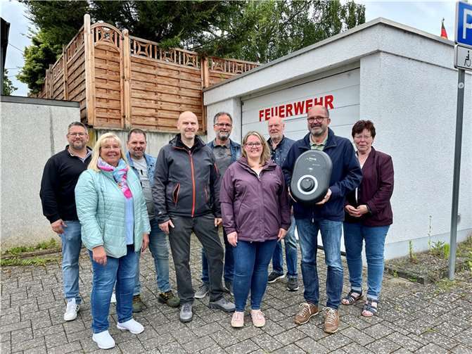 Gemeinsam mit der Ersten Beigeordneten Jennifer Reski übernahm Ortsbürgermeister Peter Moskopp die neue Ladestation und dankte dem Unternehmen für die Unterstützung. Quelle: CDU Kettig