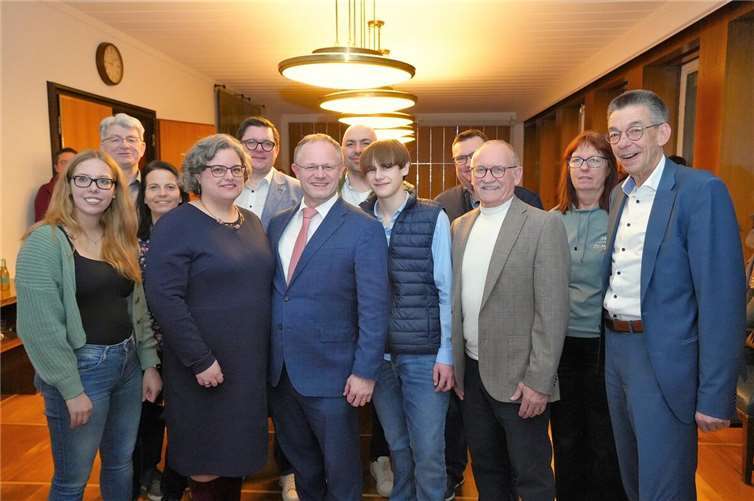 Gemeinsam mit der Familie und Parteifreunden feierte Oberbürgermeister Jan Einig den Wahlerfolg mit absoluter Mehrheit.  Fotos: FF