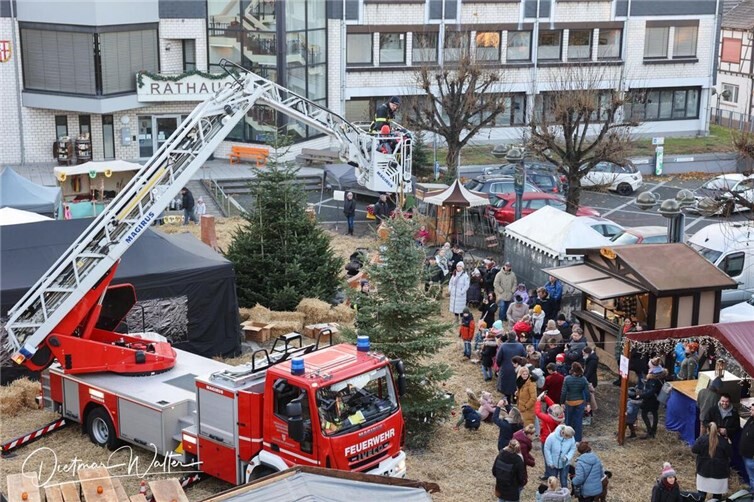 Gemeinsam mit der Feuerwehr wird der Weihnachtsbaum geschmückt. Foto: Dietmar Walter