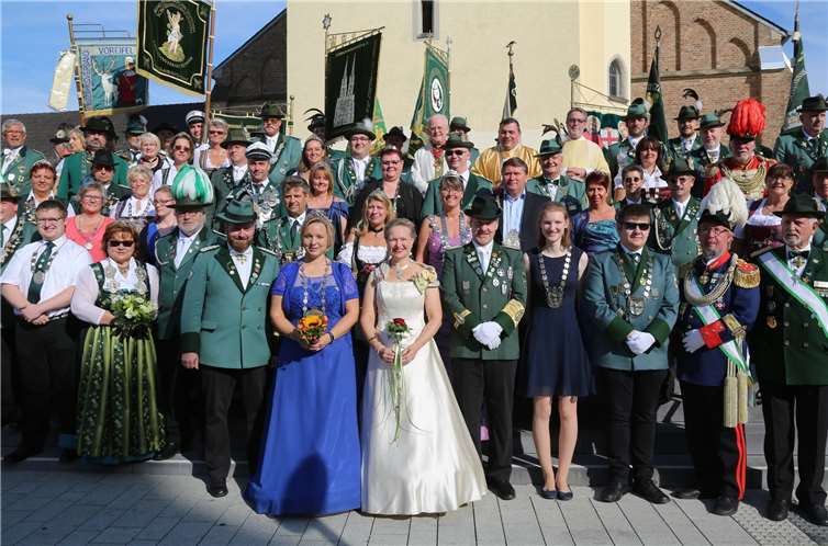 Gemeinsam mit der Geistlichkeit stellten sich dieamtierenden Majestäten zum gemeinsamen Foto auf. Fotos: -StF-