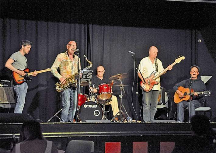 Gemeinsam mit der „Hausband“ um „Kiki“ und Linda Schumacher bewies Gitarrist Udo Schild sein großes musikalisches Können. AB