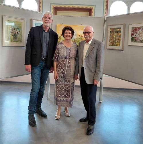 Gemeinsam mit der Künstlerin Gisèle Hillen freuten sich Ortsbürgermeister Rolf Hans, zugleich als 1. Beigeordneter der Verbandgemeinde Brohltal Richard Keuler über die gelungene Ausstellungseröffnung. Foto: Gisela Reichrath