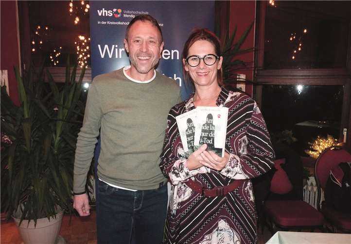 Gemeinsam mit der Leiterin der VHS-Zweigstelle Mendig, Caroline Hamann begrüßte der Autor Markus Theisen die Besucher seiner Lesung. Fotos: FRE