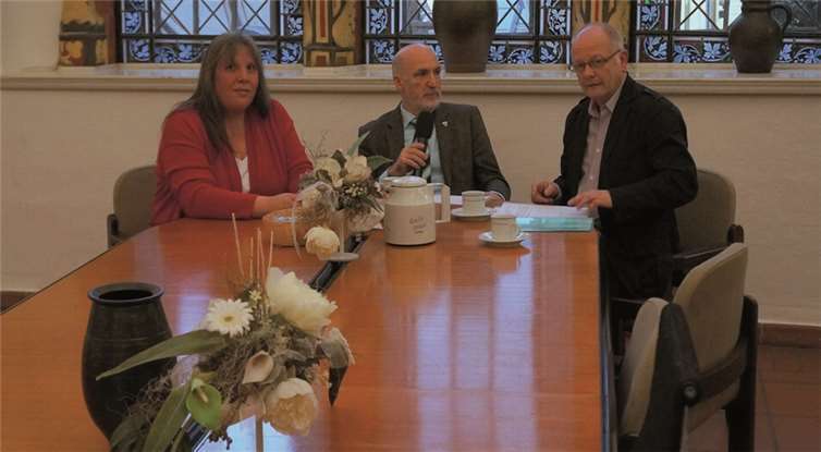 Gemeinsam mit der Leiterin des Haupt- und Rechtsamtes der Stadt Andernach, Barbara Vogt, stellte sich Rüdiger Schäfer den Fragen von Alfred Adams. privat