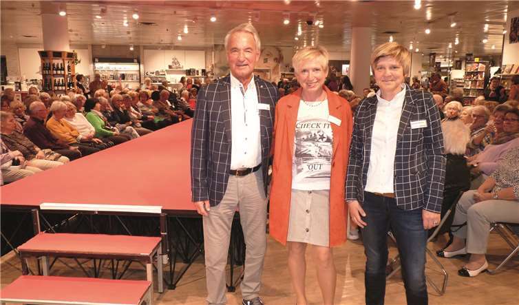 Gemeinsam mit der Moses-Geschäftsleiterin Carmen Schäfer –rechts- begrüßten Norbert und Martina Wittenberg zahlreiche Besucherinnen und Besucher der Modenschau. Fotos: FRE