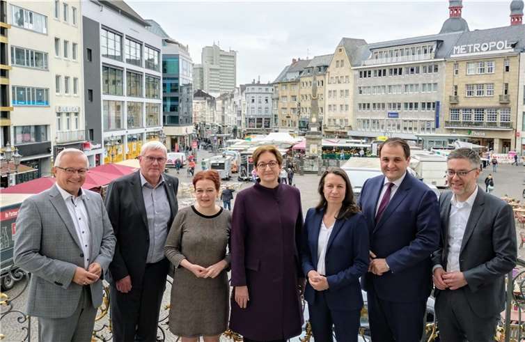 Gemeinsam mit der Oberbürgermeisterin der Bundesstadt Bonn, Katja Dörner, dem Minister für Bundes- und Europaangelegenheiten, Nathanael Liminski, dem Chef der Staatskanzlei Rheinland-Pfalz Fabian Kirsch und der Landrätin und den Landräten der Landkreise Rhein-Sieg (Sebastian Schuster), Ahrweiler (Cornelia Weigand) und Neuwied (Achim Hallerbach) hat Bundesministerin Geywitz die konsentierten Eckpunkte den Abgeordneten der Region in Bundestag, Landtagen und Europäischem Parlament vorgestellt.  Quelle: Kreisverwaltung Neuwied