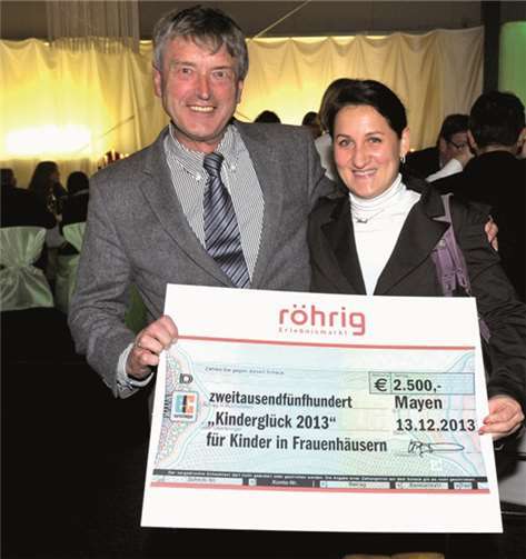 Gemeinsam mit der Olympiasiegerin Anna Dogonadze, die auch bei der Benefiz-Gala im röhrig-forum mitwirkte, konnte Hans Peter Röhrig einen Scheck in Höhe von 2.500 Euro für die Lotto Benefiz-Aktion „Kinderglück“ überreichen.privat