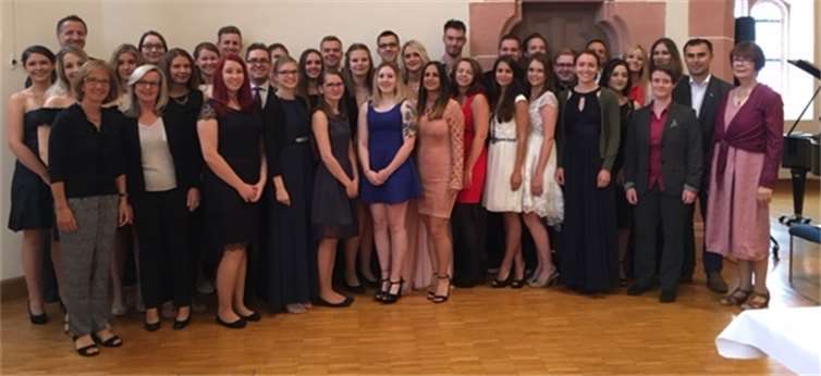 Gemeinsam mit der Schulleiterin Sabine Flick, den Lehrkräften und Pflegedirektoren freuen sich die Schülerinnen und Schüler über ihr bestandenes Examen.Privat