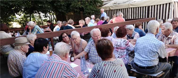 Gemeinsam mit der Senioren-Union Gemeindeverband Mendig, feierte eine begrenzte Zahl von Mitgliedern der SU Maifeld Sommerfest in Fraukirch.Foto: Senioren-Union Maifeld