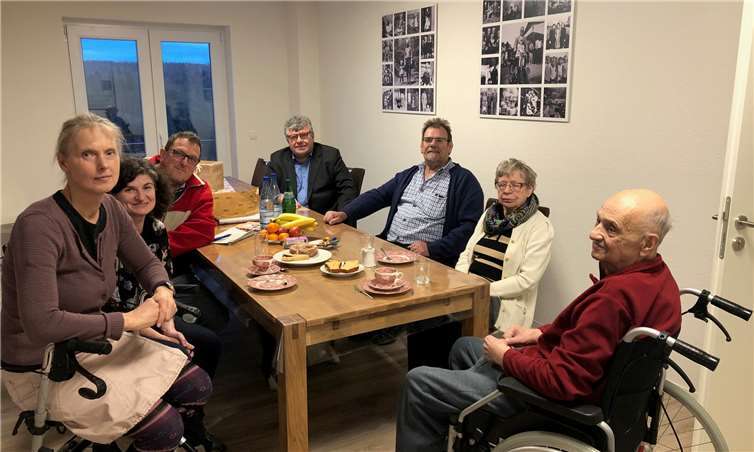 Gemeinsam mit der Sozialplanerin des Landkreises Neuwied, Carina Breßler, besuchte der erste Kreisbeigeordnete Michael Mahlert im Rahmen der Initiative „Gut versorgt vor Ort“ ein innovatives Konzept für das Leben im Alter in Rengsdorf: Das Wohndomizil Rheinland.Quelle: Kreisverwaltung