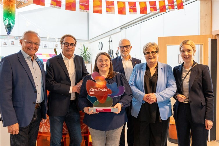 Gemeinsam mit der Staatssekretärin im rheinland-pfälzischen Bildungsministerium, Bettina Brück, der Bundestagsabgeordneten Ellen Demuth, Stadtbürgermeister Alfons Mußhoff und dem Geschäftsführer des gemeinnützigen Betreibergesellschaft HTZ Neuwied, Thomas Voß, gratulierte Landrat Achim Hallerbach der inklusiven städtischen Kita Unkel und Leiterin Claudia Gries zum Titel „Beste Kita des Jahres 2025 in ganz Deutschland“.  Foto: Martin Boden / Kreisverwaltung Neuwied