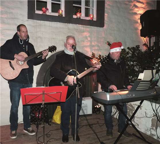 Gemeinsam mit der Thürer Keller-Band intonierten die zahlreichen Besucher bekannte Advents- und Weihnachtslieder.