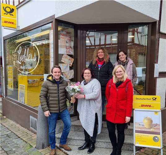 Gemeinsam mit der Wirtschaftsförderin Angela Lunowa (2.v.l.) machte sich Bürgermeister Marcel Caspers (1.v.l.) persönlich ein Bild von der neuen Postfiliale in Oberbreisig und überreichte einen Blumenstrauß an Frau Miriam Loebler-Nettekoven (2.v.l). Neben der Geschäftsinhaberin sind Frau Nicole Walter (5.v.l.) sowie ab 01.02.2022 Frau Christine Mörkens die neuen Ansprechpartnerinnen für die Postfiliale in Oberbreisig.Foto: VG Bad Breisig
