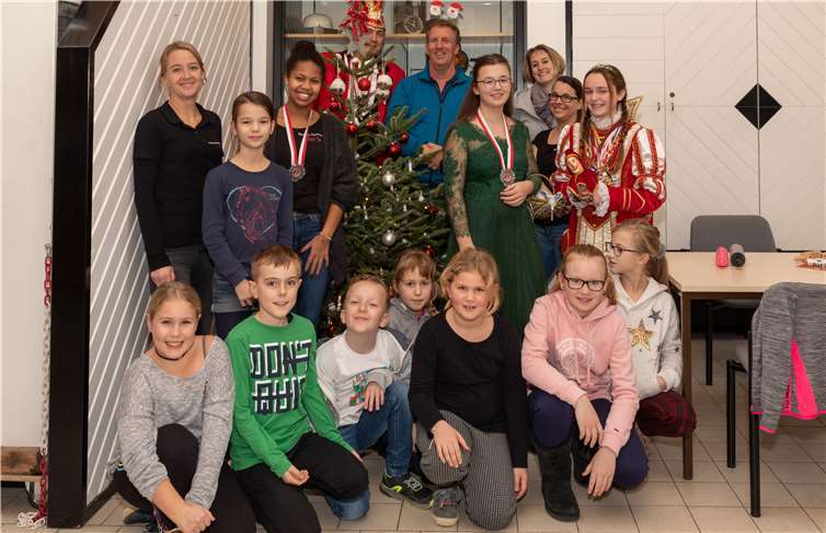 Gemeinsam mit der amtierenden Kinderprinzessin Sara I konnten die Kinder der Großen Karnevalsgesellschaft einiges an Plätzchen backen. Foto: Claus Kuhlen