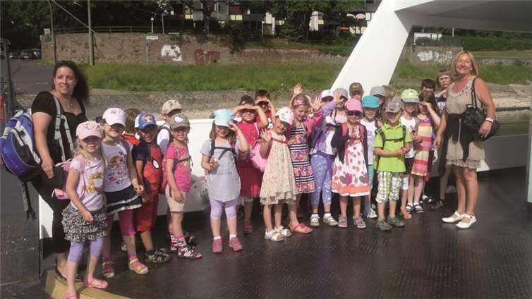 Gemeinsam mit der ersten und zweiten Klasse der Grundschule begaben sich die ABC-Spatzen des Kindergartens auf große Fahrt.  Privat