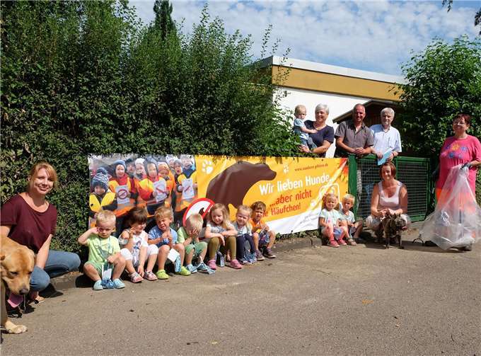 Gemeinsam mit der städtischen Sauberkeits-Kampagne „Neuwied auf sauberen Pfoten“ will die Kindertagesstätte auf das Problem hinweisen und dafür werben, dass Hundehalter doch bitte das „ungeliebte Häufchen“ entsorgen. Foto: privat