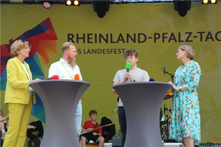 Gemeinsam mit der stellvertretenden Ministerpräsidentin und Familienministerin Katharina Binz, Bildungsministerin Dr. Stefanie Hubig, Finanzministerin Doris Ahnen, Gesundheitsminister Clemens Hoch und Arbeitsminister Alexander Schweitzer diskutierte Pascal Groothuis auf Einladung von Ministerpräsidentin Malu Dreyer das brisante Thema „Armut von Jugendlichen“. Foto: Lucy Webb-Weilacher