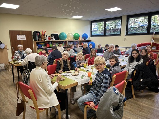 Gemeinsam mit ein paar Bewohnern und Bewohnerinnen des Seniorenheims Rheinwaldheim wurde fleißig gebastelt und gelacht.  Foto: Carina Rüth