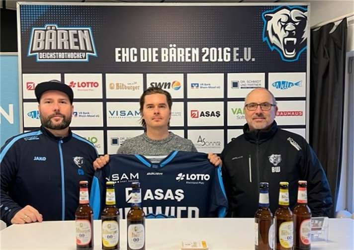 Gemeinsam mit eine erfolgreichere zweite Saisonhälfte: EHC-Manager Carsten Billigmann (links) und der Vorstand um den Vorsitzenden Burkhard Weller (rechts) lotsten Juuso Rajala nach Neuwied.  Foto: EHC Neuwied