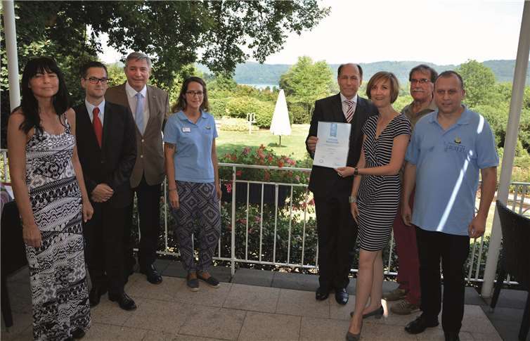 Gemeinsam mit einigen Ehrengästen präsentierte Hoteldirektor Steffen Melzow am „Maria Laach-Tag“ auf der Terrasse des Seehotels Maria Laach die begehrte Auszeichnung.  FRE