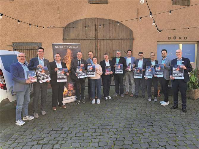 Gemeinsam mit einigen Sponsoren sowie der Gastgeberin und mehrfach ausgezeichnete Konditormeisterin Lucia Kranz („Lucis Kuchenhaus“) stellten die Vertreter der beteiligten Partner der Sagenhaften Vulkanregion Laacher See: Steffen Steckbauer (Geschäftsführer Abtei Maria Laach), Johannes Bell (Bürgermeister VG Brohltal), Joachim Plitzko (Beigeordneter VG Mendig), Achim Grün (Bürgermeister Stadt Mendig), Sebastian Busch (Bürgermeister VG Pellenz) und Detlev Leersch (Bürgermeister Nickenich) die Plakate für die „Nacht der Vulkane“ vor.  Foto: FRE