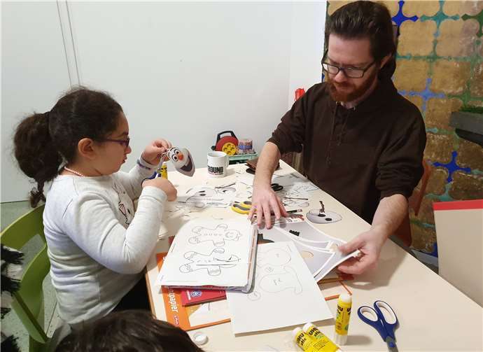 Gemeinsam mit freiwilligen Helfern wurde gebastelt, gemalt, gesungen und getobt.