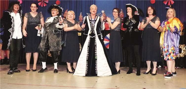 Gemeinsam mit ihrem Hofstaat stimmte die neue Regentin ihr Lied an. Fotos: FRE