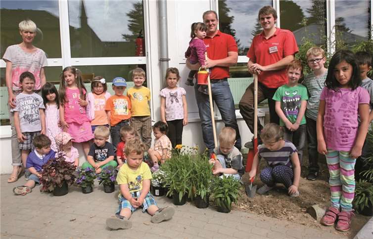 Gemeinsam mit ihrem Team und den Kindern freute sich Claudia Linden über die Spende von Martin Düwell vom Remagener TOOM-Markt.StF
