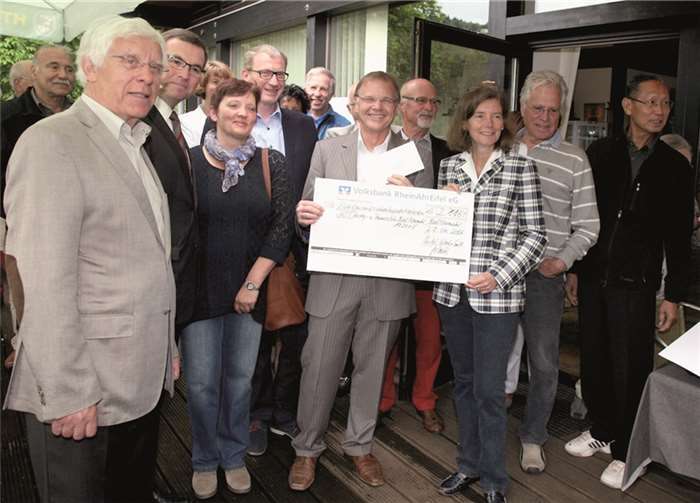 Gemeinsam mit ihrem Vorsitzenden Dr. Karl-Horst Gödtel freuten sich zahlreiche Mitglieder über finanzkräftige Sponsoren aus Politik und Wirtschaft . StF