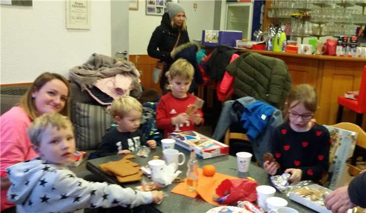 Gemeinsam mit ihren Eltern bastelten die Kinder Lebkuchenhäuser. privat