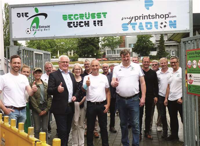 Gemeinsam mit ihren Gästen feierten die Protagonisten den neuen Namen des Mendiger Stadions.