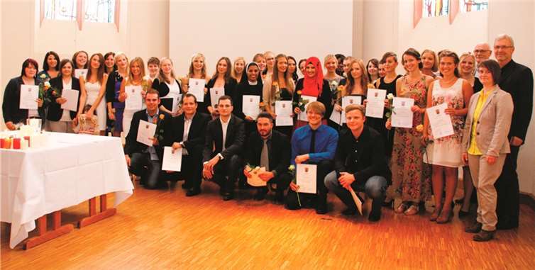 Gemeinsam mit ihren Kursleitungen und der Leitung des Rheinischen Bildungszentrums freuten sich 39 Absolventinnen und Absolventen, darunter auch Auszubildende des Marienhaus Klinikums Bendorf - Neuwied - Waldbreitbach, über ihr bestandenes Examen als Gesundheits- und Krankenpflegekräfte.Franziska Sprenger