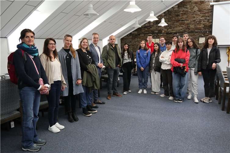 Gemeinsam mit ihren Lehrer*innen wurden die spanischen Jugendlichen von Bürgermeister Andreas Geron (5.v.l.), Klimaschutzmanagerin Clarissa Figura (2.v.l.) und Klimaanpassungsmanagerin Luzia Heinzelmann (3.v.l.) im Rathaus begrüßt.  Foto: Stadtverwaltung Sinzig