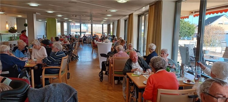 Gemeinsam mit ihren Mitbewohnerinnen und -bewohnern feiert die Geburtstagssenioren im Marienhaus Seniorenzentrum Josef-Ecker-Stift Neuwied ihre Ehrentage nach.  Foto: Annemarie Spangel