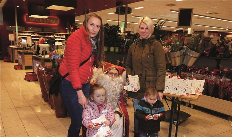 Gemeinsam mit ihren Müttern freuten die Kinder sich über ihren selber gebastelten und vom Nikolaus mit gesunden und süßen Leckereien gefüllten Stiefel.privat