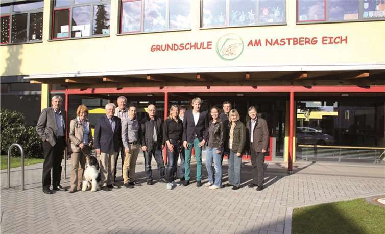 Gemeinsam mit ihren Ortsvorsteherkandidatinnen für Eich und Kell, Ulla Wiesemann-Käfer und Petra Koch, sowie ihrem Vorsitzenden Marc Ruland, MdL, machten sich Mitglieder des SPD-Stadtverbandes vor Ort ein Bild von der Grundschule am Nastberg.  Privat