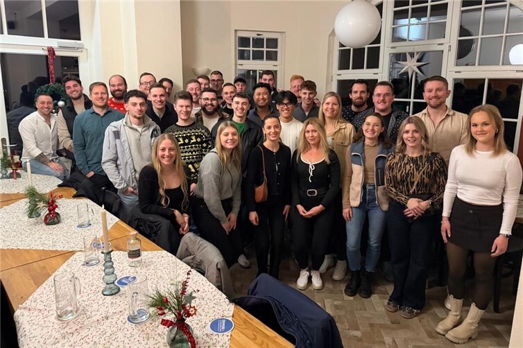 Gemeinsam mit ihren Partnerinnen feierten die SV-Akteure mit viel Spaß den Jahresausklang, hier im Alten Bahnhof. Foto: privat