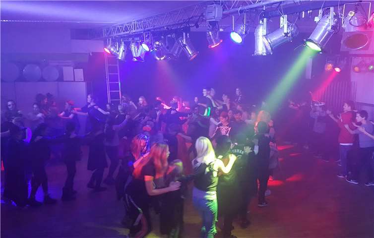 Gemeinsam mit ihren Paten und der Schülervertretung genießen die Kinder der Orientierungsstufe die Halloween-Party. privat