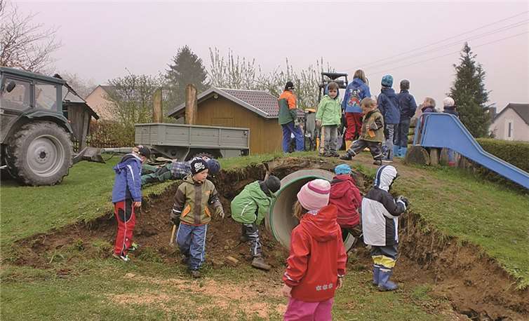 Gemeinsam mit ihren Vätern erledigten die Kinder einige Arbeiten im Kindergarten.  Privat
