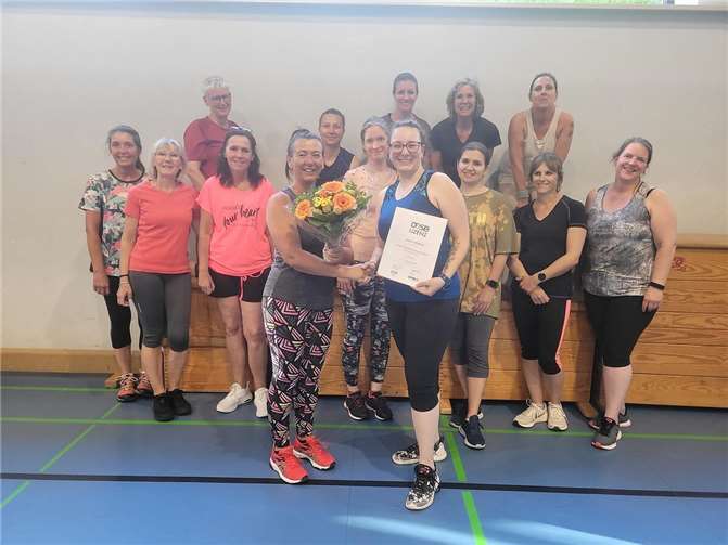 Gemeinsam mit ihrer Sportgruppe gratuliert Simone Schmidt der neuen Übungsleiterin Rahel Weyrich zur bestandenen Prüfung.  Foto: privat