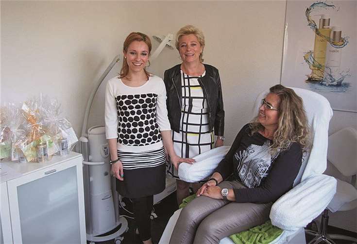 Gemeinsam mit ihrer Tochter Sarah Reichert (l.) setzt Beatrix Eulgem (2. v.l.) in der Sparte Medical Cosmetics auf effektive und sichere Methoden zur Behandlung von Problemhaut und Hautverjüngung. UBU