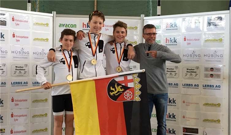 Gemeinsam mit seinem Landestrainer Gerd Uhren und seinen beiden Teamkollegen Laurin Krüger (LSV 07 Ludwigshafen) und Philipp Klein (stimmel sports Team by Lehvoss Group Worms) konnte sich Julius Laudagé über den Titel des Deutschen Teammeisters im Duathlon freuen. Fotos: Privat