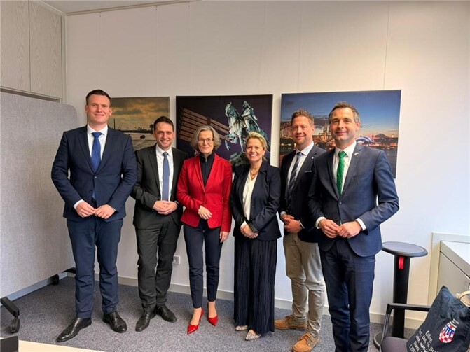 Gemeinsam mit seiner Kollegin und seinen Kollegen aus dem Rhein-Sieg-Kreis tauschte sich Bürgermeister Sven Schnieber (2.v.l.) mit Ministerin Ina Scharrenbach (3.v.l.) und dem Wahlkreis-Abgeordneten Jonathan Grunwald (rechts) aus. Foto: Büro Grunwald