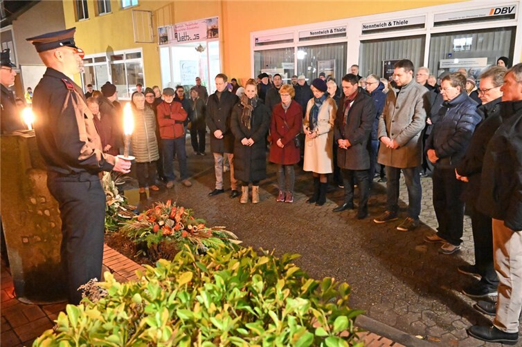 Gemeinsam mit seiner Stellvertreterin Ariane Stech (6.v.r.), seinem Stellvertreter Tobias Pötzsch (4.v.r.) und den Vertreterinnen und Vertretern der Ratsfraktionen gedenkt Bürgermeister Sven Schnieber (5.v.r.) den Opfern der Reichspogromnacht 1938. Foto: Stadt Meckenheim