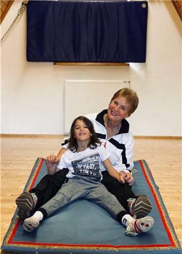 Gemeinsam mit seiner Turnlehrerin Lucina Treter aus Remagen-Kripp tritt Emil Romes mit einer Kinderwette an.Foto: privat