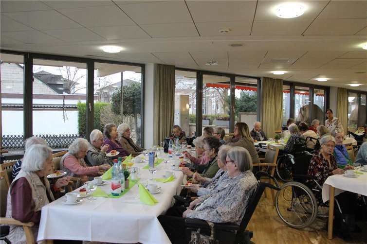 Gemeinsam mit vielen Gästen feierten Mitte Januar die Geburtstagssenioren aus dem letzten Quartal 2024 ihren Ehrentag.  Foto: Leoni Reis